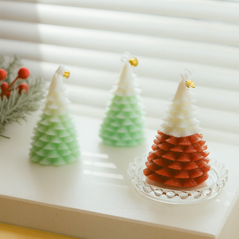 Bougie Noël Magique et Sapin Senteur d’Hiver, 3 bougies sont posées sur une table blanche.