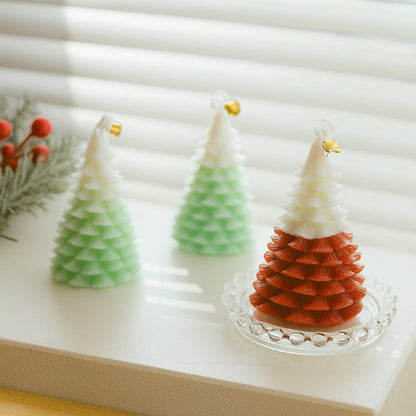 Bougie Noël Magique et Sapin Senteur d’Hiver, 3 bougies sont posées sur une table blanche.