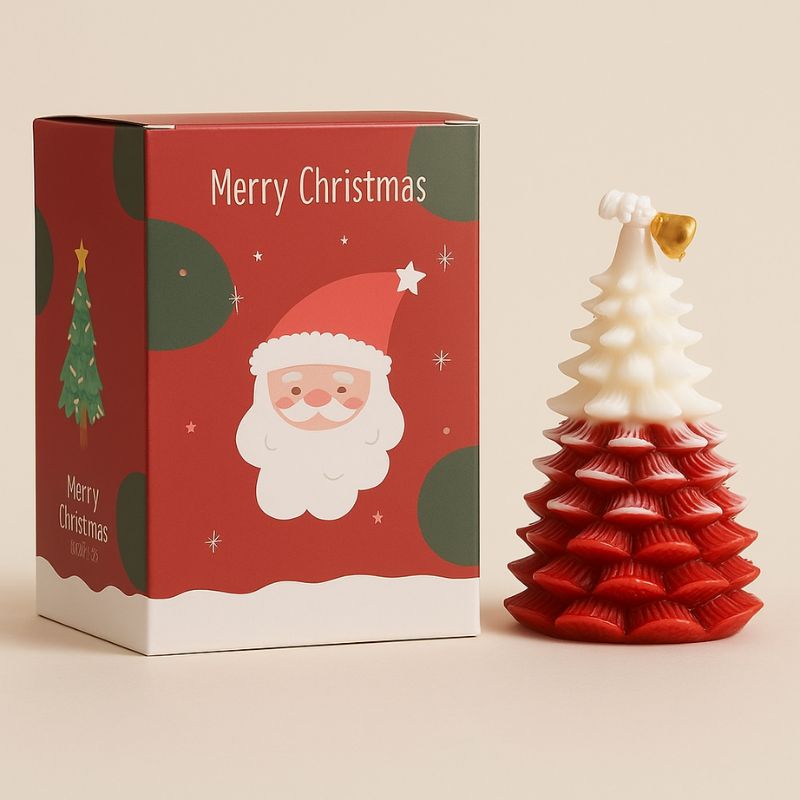 Bougie Noël Magique et Sapin Senteur d’Hiver, la couleur du sapin est rouge et blanc et avec sa boite de présentation. Sur fond beige clair.