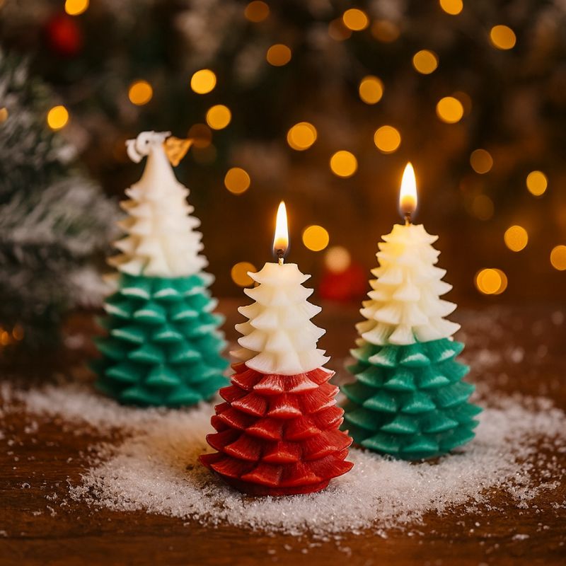 Bougie Noël Magique et Sapin Senteur d’Hiver, les bougies sont posées sur une table avec un effet de fausse neige. Ambiance féerique.