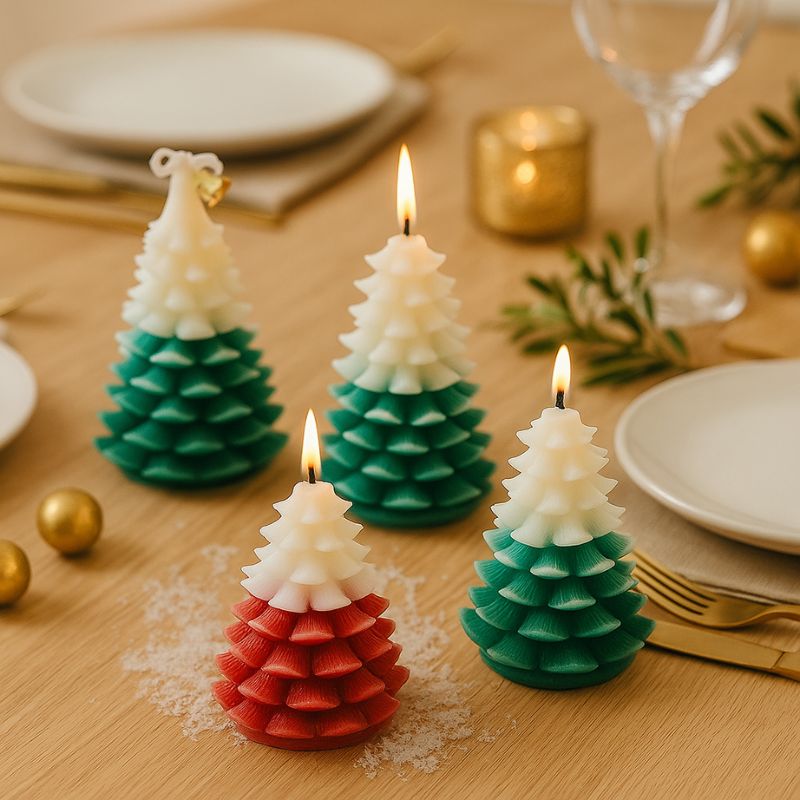 Bougie Noël Magique et Sapin Senteur d’Hiver, les bougies sapin représentées sont de couleur rouge et blanche, verte et blanche, osées sur une table en bois. Ambiance scandinave.