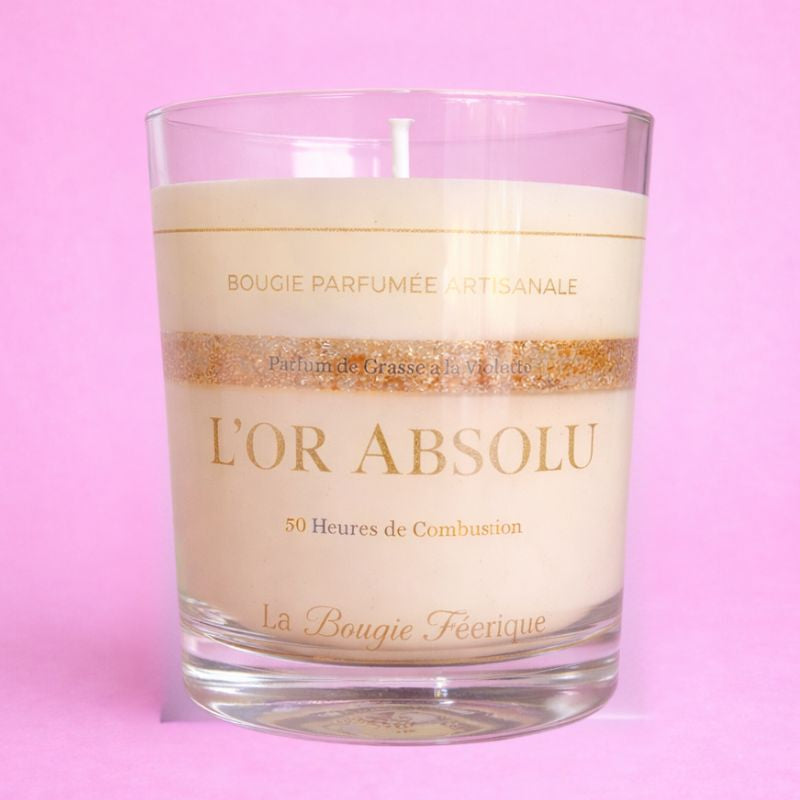 Bougie Parfumée Artisanale L’Or Absolu, de couleur bmlanche avec des feuilles d'or, bougie parfumée artisanale et sur fond Rose.