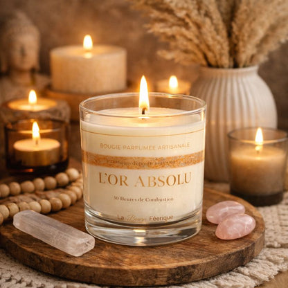 Bougie Parfumée Artisanale L’Or Absolu allumée dans une ambiance cosy et zen, entourée de bougies et éléments naturels, lumière chaude et apaisante créant une atmosphère relaxante et élégante.