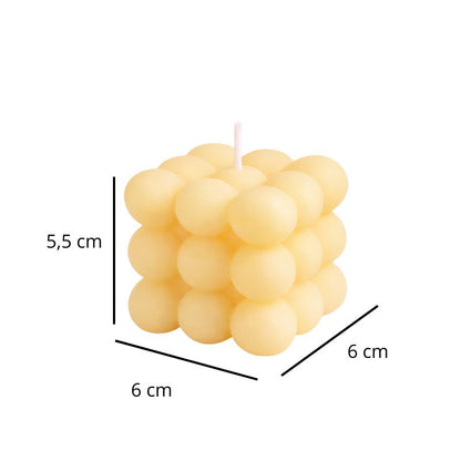 Bougie Parfumée Cube Originale, de couleur jaune, avec ses dimensions et sur fond blanc.