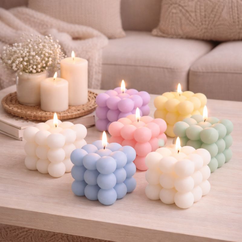 Bougie Parfumée Cube Design, elles sont posées sur une table basse et dans une ambaince scandinave.