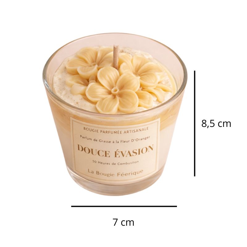 Bougie parfumée Douce Évasion, avec ses dimensions et sur fond blanc.