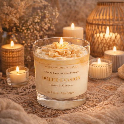 Bougie parfumée Douce Évasion ambiance cocooning avec fleurs sculptées parfum fleur d’oranger moment détente et décoration élégante.