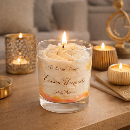 Bougie Parfumée Évasion Tropicale allumée dans un verre décoratif entourée de bougies pour une ambiance chaleureuse et apaisante.