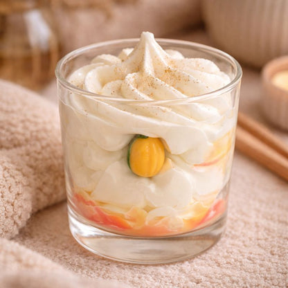 Bougie Parfumée Évasion Tropicale en verre avec texture chantilly et détail fruité, ambiance douce et gourmande.