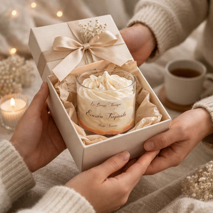 Bougie Parfumée Évasion Tropicale présentée dans un coffret cadeau ouvert avec ruban, ambiance chaleureuse et idée cadeau élégante.