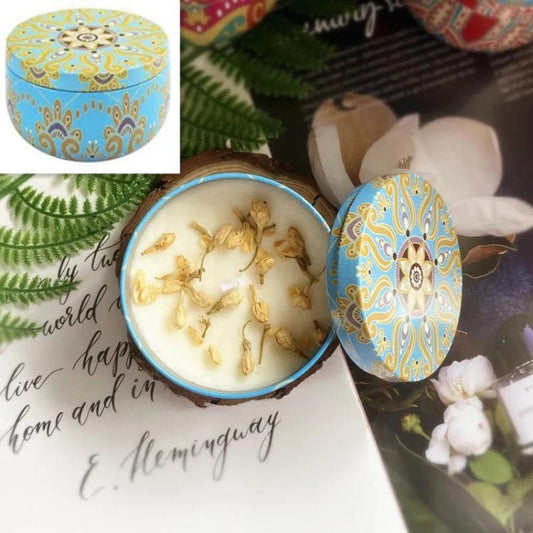 Bougie Parfumée Fleur Sèche Boîte En Fer, de couleur bleu, dans une ambiance végétale et festive.