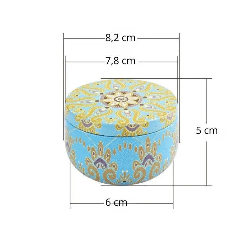 Bougie Parfumée Fleur Sèche Boîte En Fer, avec ses dimensions et sur fond blanc.