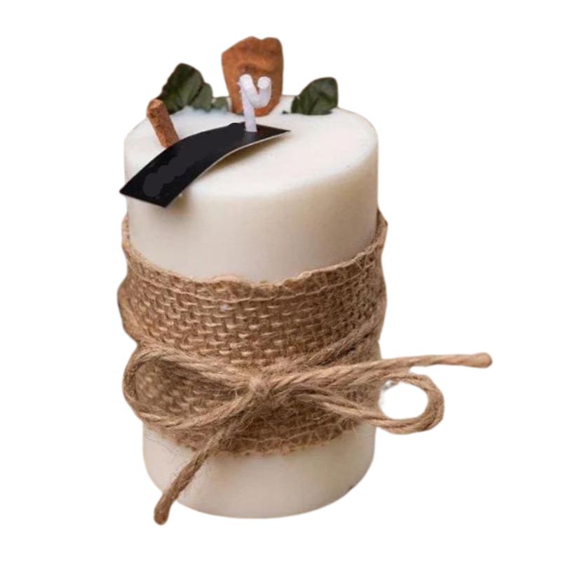 Bougie Parfumée Fleur Sèche Pilier Romantique Chic et sur fond blanc.