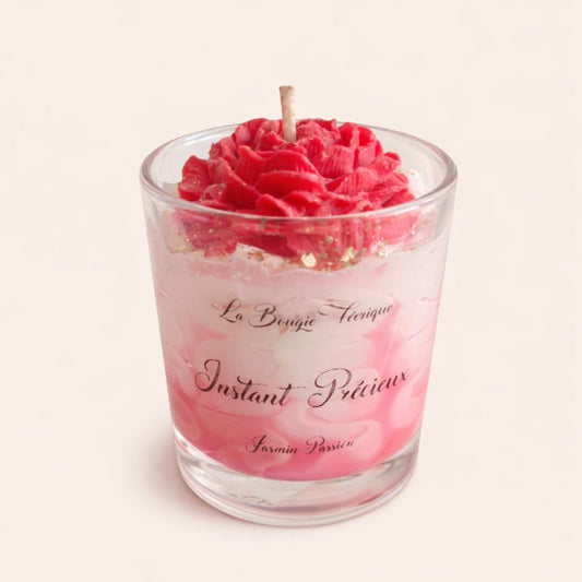 Bougie Parfumée Instant Précieux en verre avec fleur rouge décorative et finition marbrée, ambiance élégante et romantique. Sur fond beige clair.