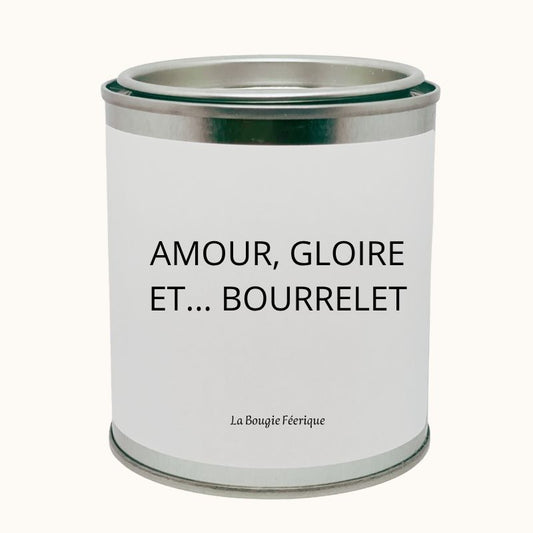 Bougie Personnalisée "Amour Gloire et Bourrelet", le contenant de la bougie est fermée et on peut y voir le message humoristique. Sur fond beige clair.