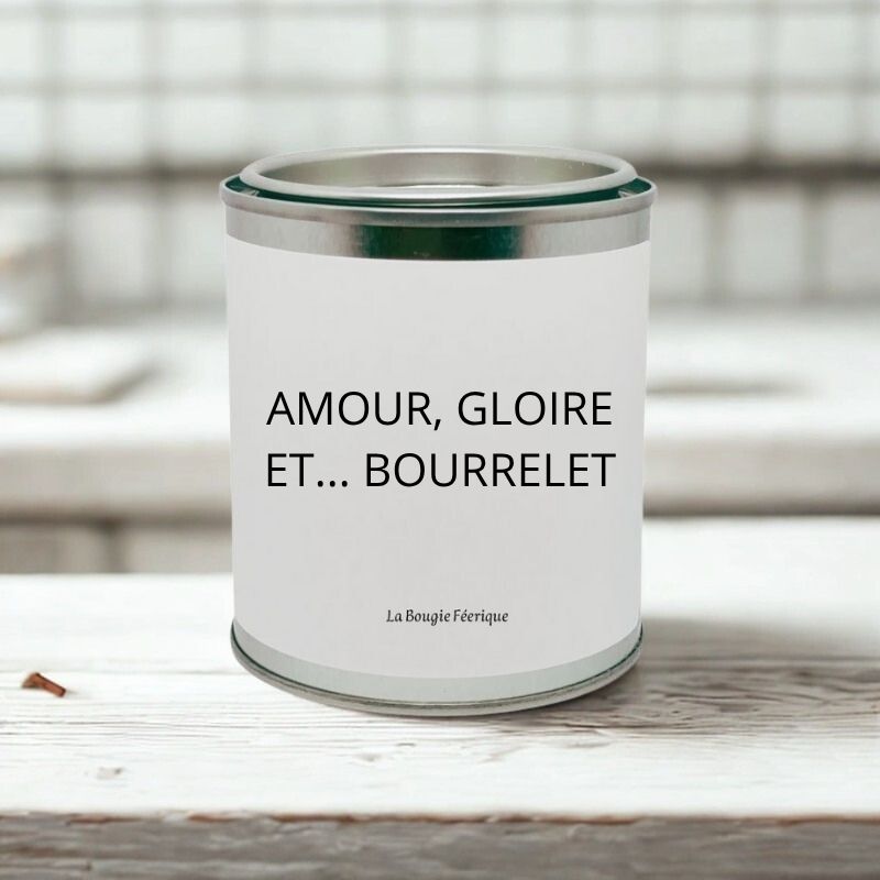 Bougie Personnalisée "Amour Gloire et Bourrelet", la bougie est disposée sur un plan de travail en bois blanc.