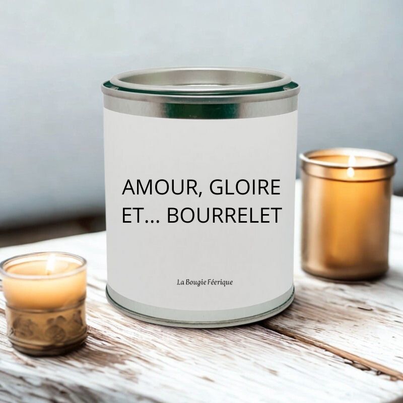 Bougie Personnalisée "Amour Gloire et Bourrelet", la bougie est disposée avec d'autres bougies autour.