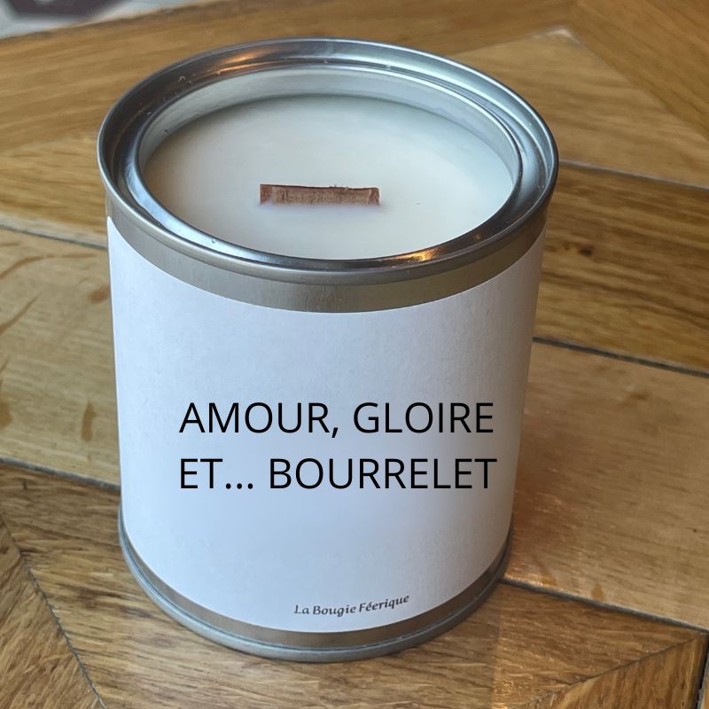 Bougie Personnalisée "Amour Gloire et Bourrelet", le contenant de la bougie est ouvert, on peut y voir la couleur de la cire et sa mèche en bois.