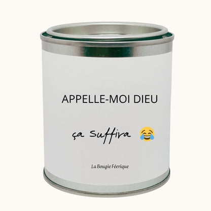 Bougie Personnalisée "Appelle-moi Dieu ça Suffira", le contenant de la bougie est fermée, on peut y lire le message humoristique. Sur fond beige clair.