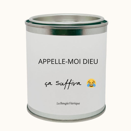 Bougie Personnalisée "Appelle-moi Dieu ça Suffira", le contenant de la bougie est fermée, on peut y lire le message humoristique. Sur fond beige clair.