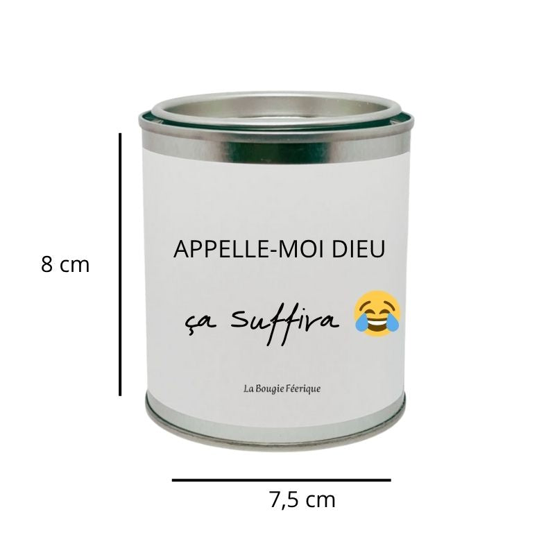 Bougie Personnalisée "Appelle-moi Dieu ça Suffira", on peut lire le message humoristique, avec ses dimensions et sur fond blanc.