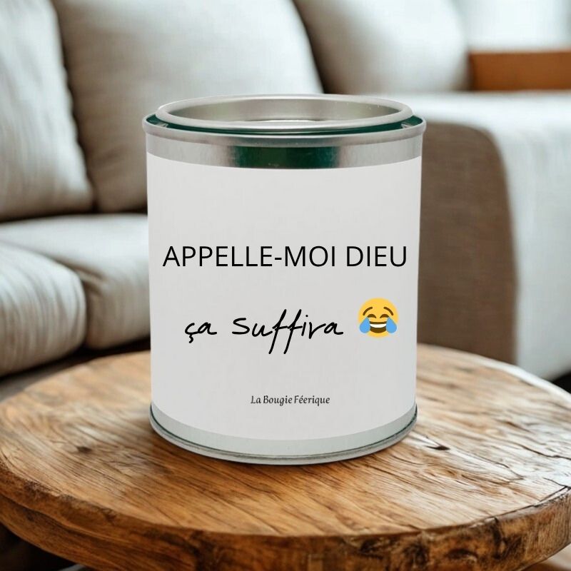 Bougie Personnalisée "Appelle-moi Dieu ça Suffira", la bougie est posée sur une table basse en bois.