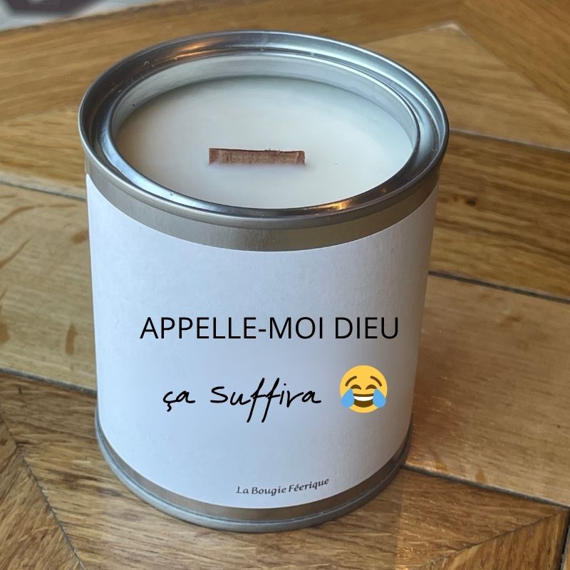 Bougie Personnalisée "Appelle-moi Dieu ça Suffira", le contenant de la bougie est ouvert et elle est posée sur une table en bois.