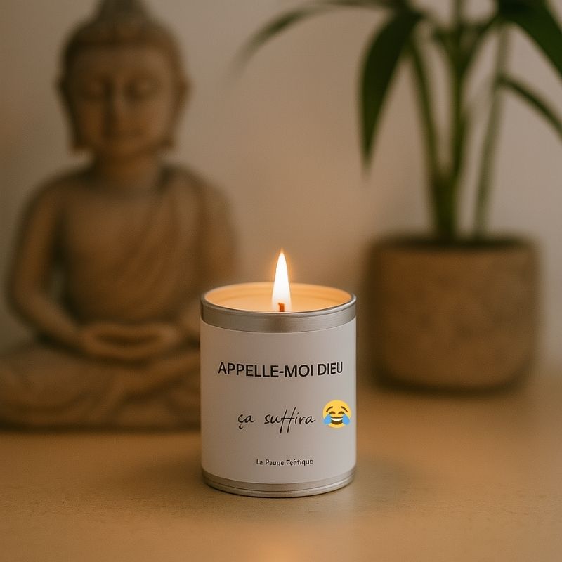 Bougie Personnalisée "Appelle-moi Dieu ça Suffira", ambiance cocooning, la bougie est allumée
