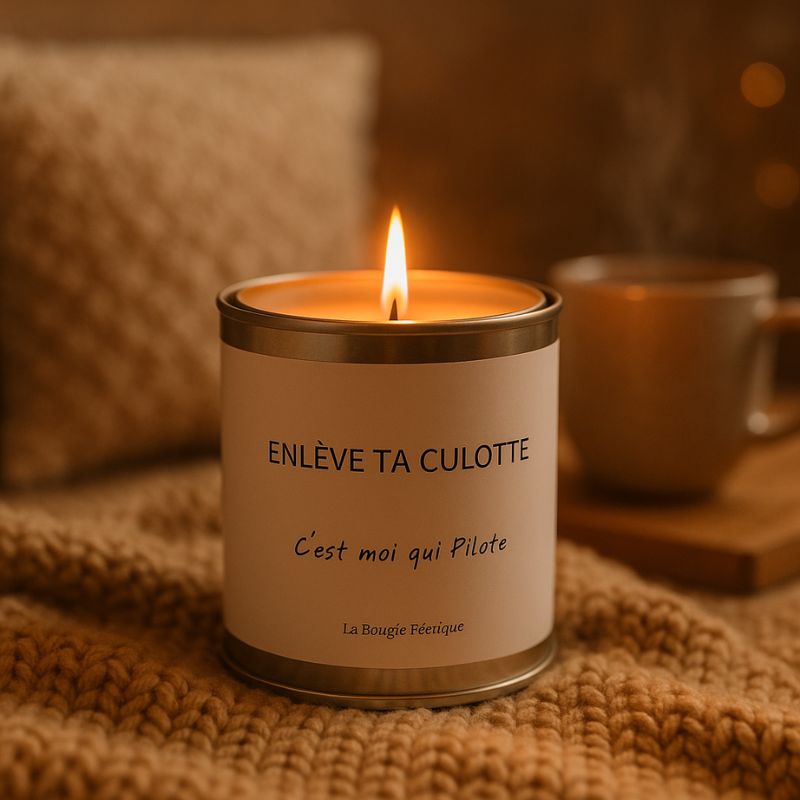 Bougie Personnalisée "Enlève ta Culotte C'est Moi qui Pilote", la bougie est allumée et dans une ambiance cocooning.
