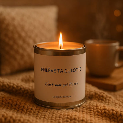 Bougie Personnalisée "Enlève ta Culotte C'est Moi qui Pilote", la bougie est allumée et dans une ambiance cocooning.