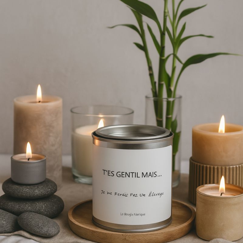 Bougie Personnalisée "T'es Gentil Mais Je ne Ferais Pas un Élevage", dans une ambiance zen, il y a du bois et des pierres ainsi que d'autre bougies allumées.