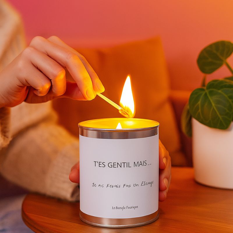 Bougie Personnalisée "T'es Gentil Mais Je ne Ferais Pas un Élevage", une personne tient la bougie dans ses mains et est en train de l'allumée avec une allumette.
