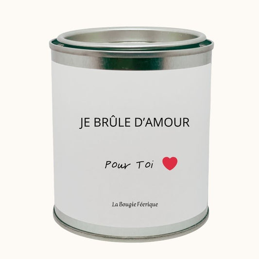 Bougie Personnalisée "Je Brûle D'Amour pour Toi", on peut lire le message humoristique et sur fond beige clair.