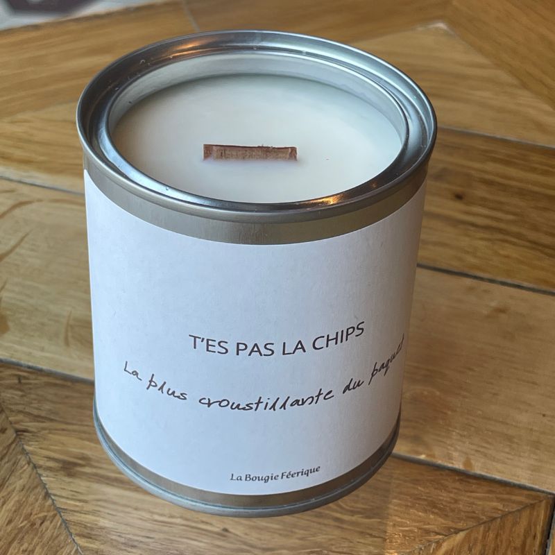 Bougie Personnalisée Message Drôle, on voit l'intérieur de la bougie avec sa mèche en bois et posée sur une table en bois.