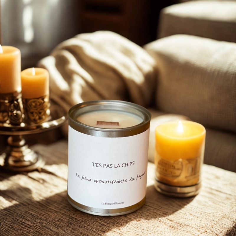 Bougie Personnalisée Message Drôle, disposée sur une table basse dans un salon et dans une ambiance cocooning.