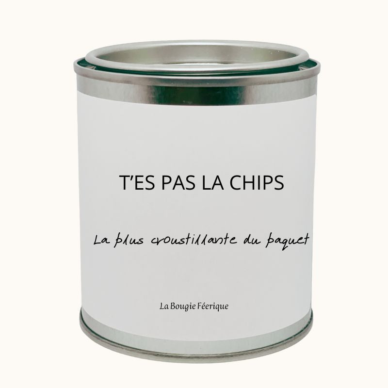 Bougie Personnalisée Message Drôle t'es pas la chips la plus croustillante du paquet, la bougie est dans un contenant en fer qui délivre un message humoristique. Sur fond beige clair.