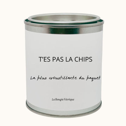 Bougie Personnalisée Message Drôle t'es pas la chips la plus croustillante du paquet, la bougie est dans un contenant en fer qui délivre un message humoristique. Sur fond beige clair.