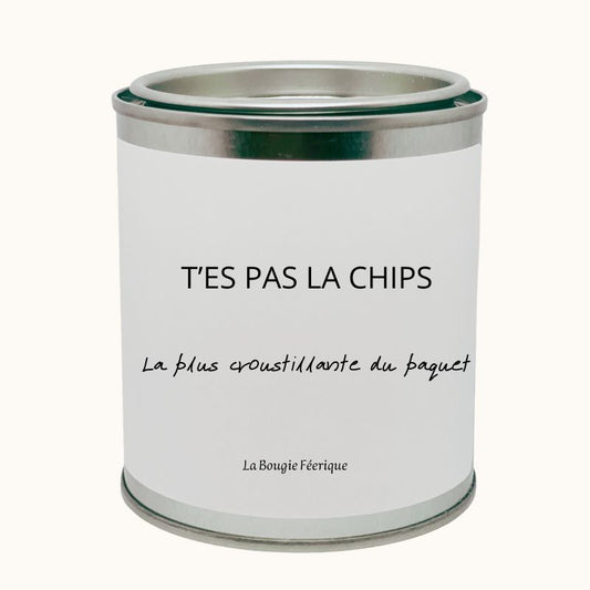 Bougie Personnalisée Message Drôle t'es pas la chips la plus croustillante du paquet, la bougie est dans un contenant en fer qui délivre un message humoristique. Sur fond beige clair.