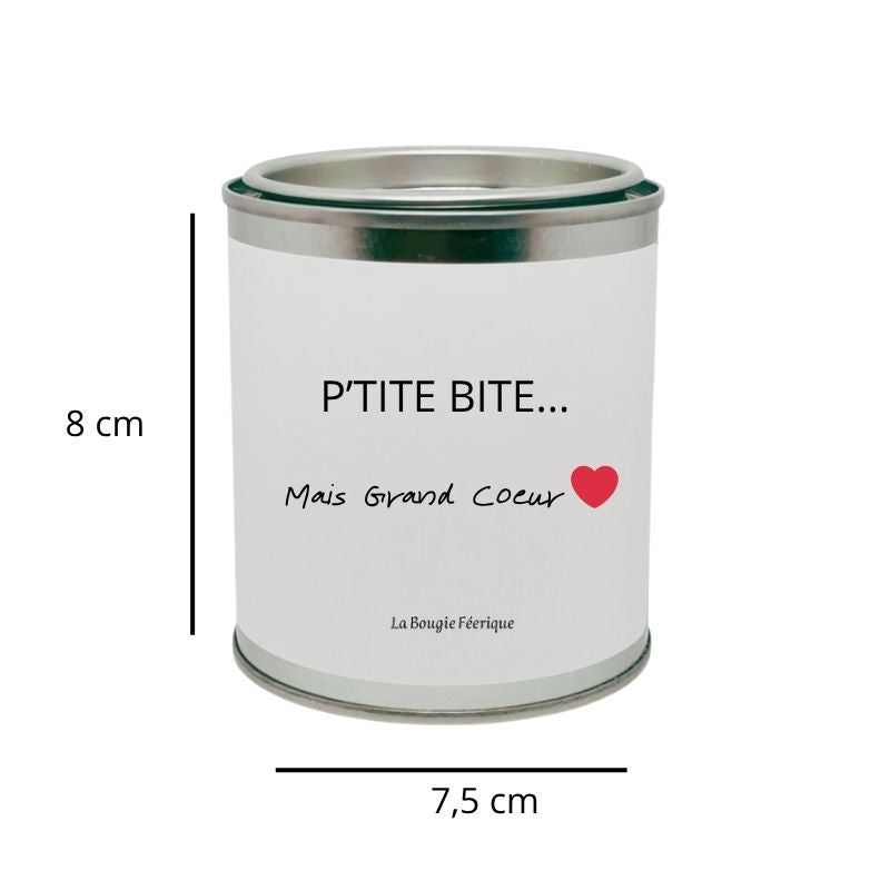 Bougie Personnalisée "P'tite Bite Mais Grand Coeur", avec ses dimensions et sur fond blanc.