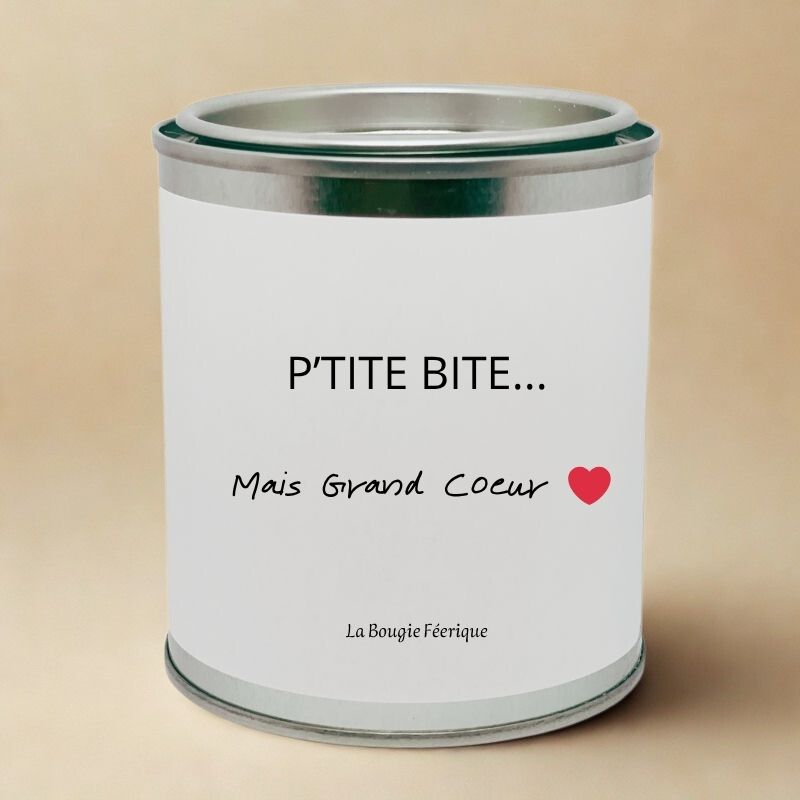 Bougie Personnalisée "P'tite Bite Mais Grand Coeur", le contenant de la bougie est fermée, on peut y lire sa phrase humoristique. Sur fond Beige foncé.
