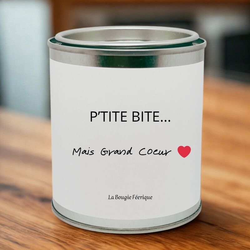 Bougie Personnalisée "P'tite Bite Mais Grand Coeur", la bougie est posée sur un plan de travail de cuisine.