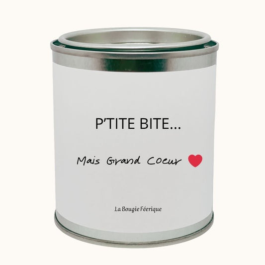 Bougie Personnalisée "P'tite Bite Mais Grand Coeur", la bougie est dans un contenant en métal et sur un fond beige clair.