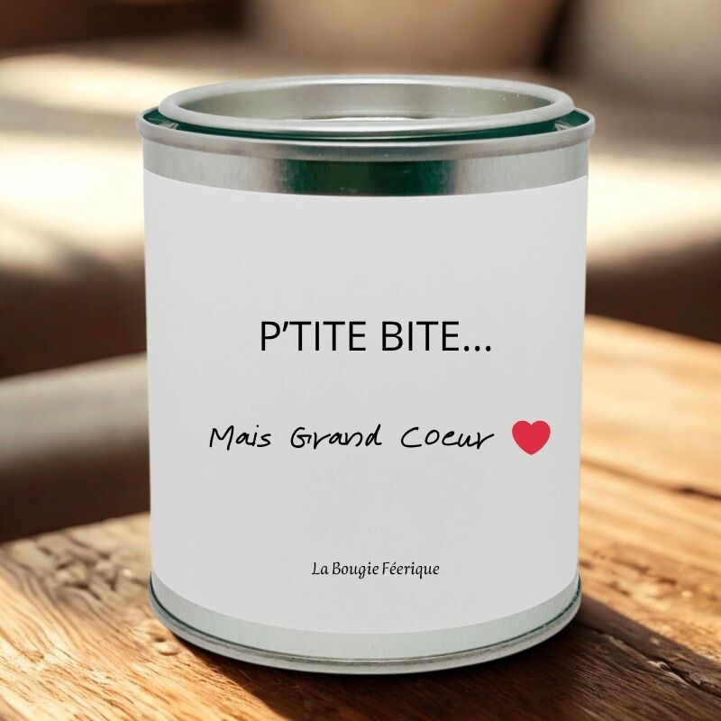 Bougie Personnalisée "P'tite Bite Mais Grand Coeur", la bougie est posée sur une table en bois.