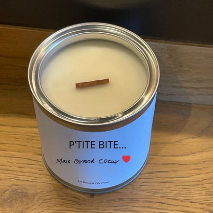 Bougie Personnalisée "P'tite Bite Mais Grand Coeur", le contenant de la bougie est ouvert et on peut y voir la couleur de la cire ainsi que sa mèche en bois.