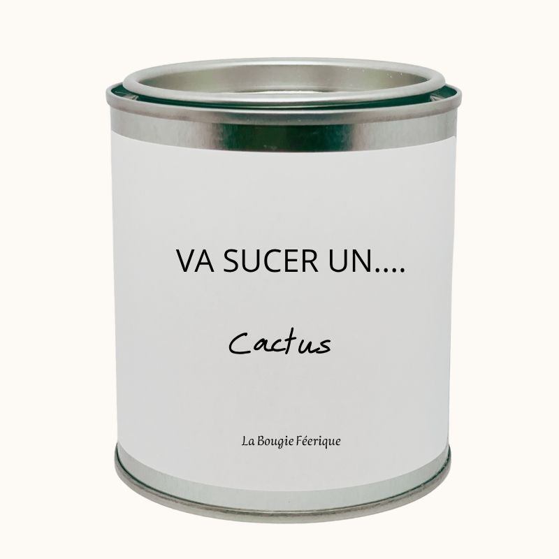 Bougie Personnalisée "Va Sucer un Cactus", le contenant de la bougie est fermé, on peut lire le message humoristique et sur fond bige clair.