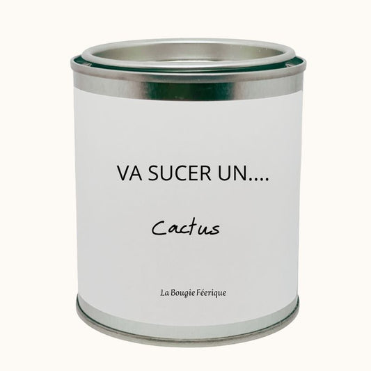 Bougie Personnalisée "Va Sucer un Cactus", le contenant de la bougie est fermé, on peut lire le message humoristique et sur fond bige clair.
