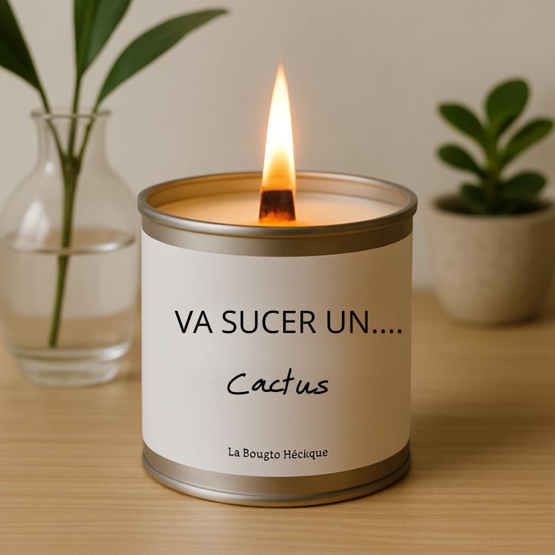 Bougie Personnalisée "Va Sucer un Cactus", la bougie est allumée et ans une ambiance zen.