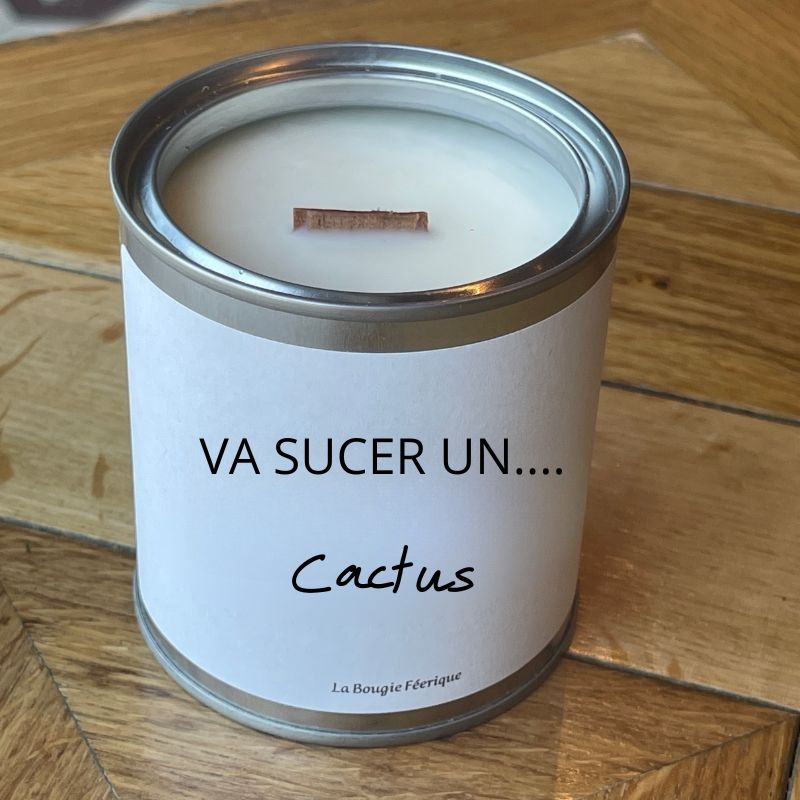 Bougie Personnalisée "Va Sucer un Cactus", le contenant de la bougie est ouvert, on voit la couleur de la cire avec sa mèche en bois. Fond en bois.