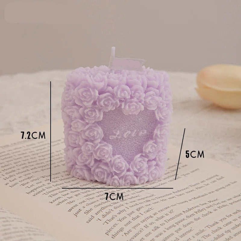 Bougie Pilier Élégance Romantique, de couleur violette et avec ses dimensions.