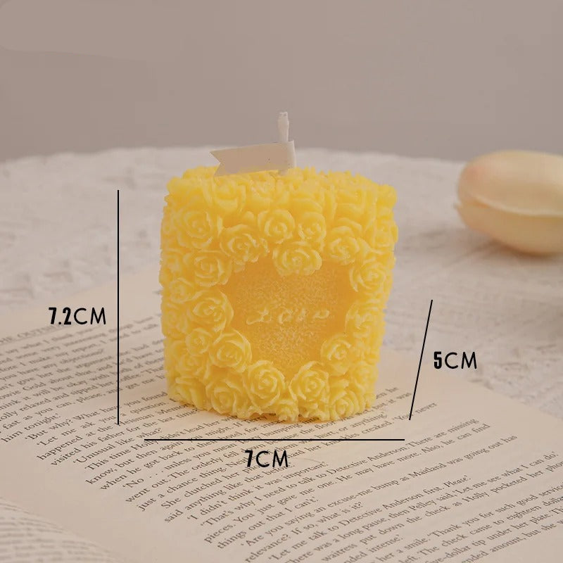 Bougie Pilier Élégance Romantique, de couleur jaune et avec ses dimensions.
